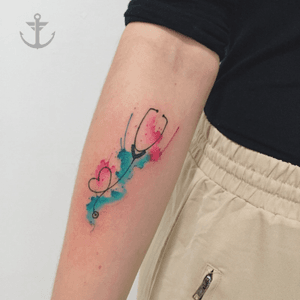Tattoo by Felipe Bernardes / estetoscopio watercolor #tattoo #tatuagem #watercolor #watercolour #girl #pink #blue #felipebernardes #tattooist #tattooartist #brasil 