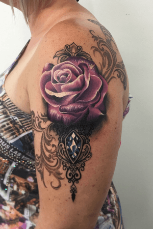 Loved doing this flowing arm to shoulder piece! 😃🌹 #travellingtattooist #ornamentaltattoo #jeweltattoo #gemtattoo #rose #jewel #ornamental #ornate #blackwork #dotwork #realism #hennism #floraltattoo #tattoodo #tattoodoApp #tattoo #ink #inkedgirls #tattooedgirls #tattoooftheday #amazingtattoos #tatouage #tatuaje #tatuagem #ryansmithtattooist #tattooartist 