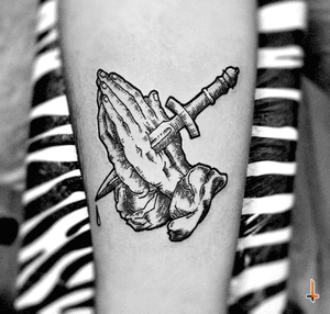 Nº595 #tattoo #tattooed #ink #inked #boyswithtattoos #praying #prayinghands #apostles #AlbrechtDürer #dagger #daggertattoo #blackwork #stencilstuff #dynamicink #dynamiccolor #cheyennetattooequipment #cheyennetattoo #hawkpen #soulflowercartridges #bylazlodasilva Based on the art of Albrecht Dürer