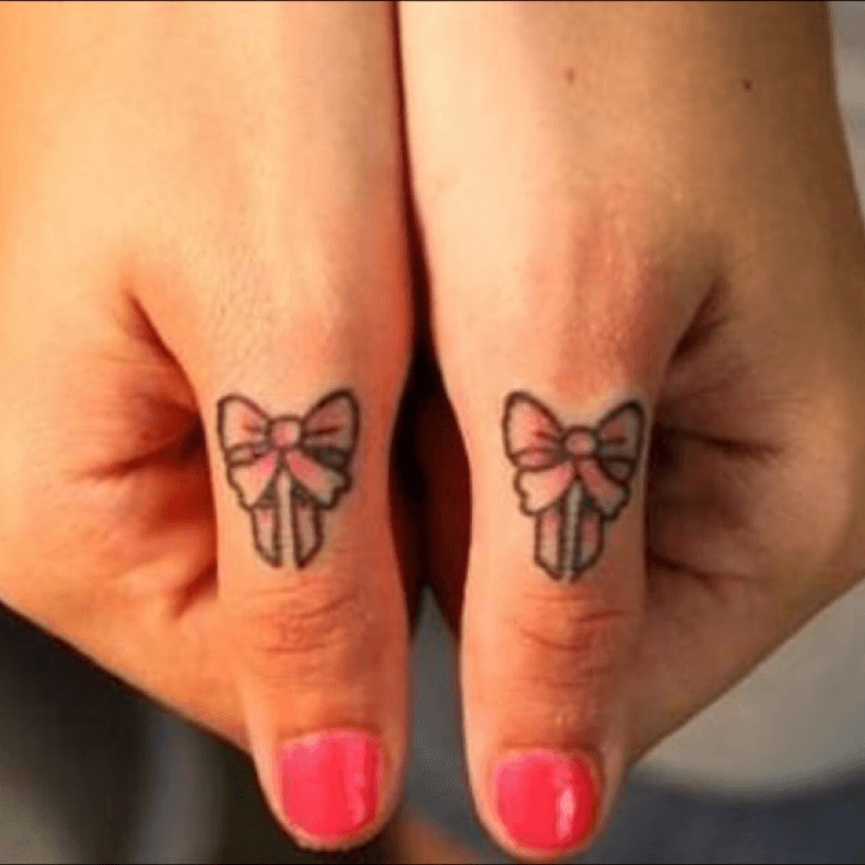 Elegant pink bow wrist tattoo | Strumpfband