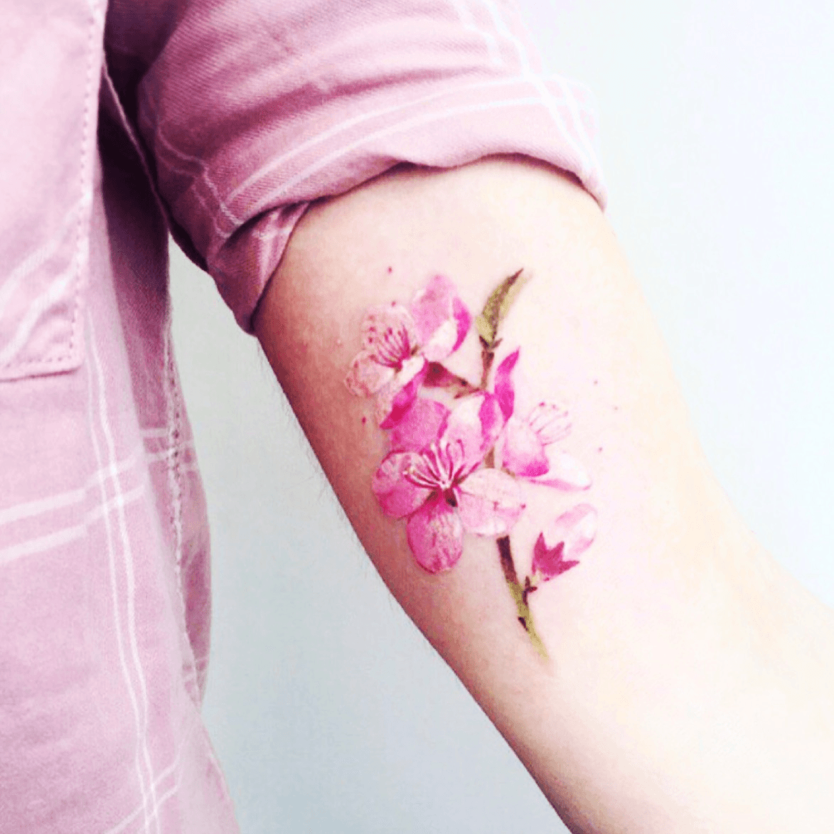 Тату цветы сакуры. Цветок Сакуры тату. Нежные тату. Нежные Татуировки для девушек. Акварельные Татуировки.
