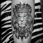 Nº132 King of the Jungle #tattoo #lion #king #crown #jungle #ornaments #blueeyes #animal #kingdom #blacktattoo #cheyenne #cheyennehawk #cheyennehawkpen #cheyennetattooequipment #hawkpen #stencilstuff #eternalink #bylazlodasilva