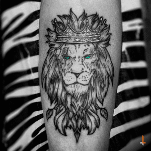 Nº132 King of the Jungle #tattoo #lion #king #crown #jungle #ornaments #blueeyes #animal #kingdom #blacktattoo #cheyenne #cheyennehawk #cheyennehawkpen #cheyennetattooequipment #hawkpen #stencilstuff #eternalink #bylazlodasilva