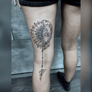 #conradolevy #skull #mehndi #ornamental #fineline #pontilhismo #tattoogirls #tattoo #tatuaje #tatouage #tatuagem #