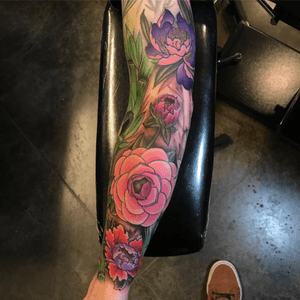 #nofilter #neotraditional #tattoo #japanese #flowers done by Nick Pierce @ @diamondstatetattoo #sleeve other side is #panda #bamboo #bambootattoo #flowersleeve #japanesesleeve #japanesetattoo 