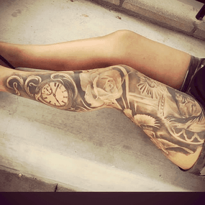 Love the idea! I def want this too... But with my own design ofc.. #sleeve #leftleg #Iwantitbadly #blackandwhite #girlytats #dreamtattoo 