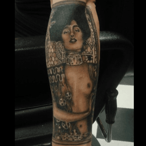 Tattoo done sometime ago by @andreanaverona but never posted here! "Judith I and the Head of Holofernes" by Gustav Klimt #gustavklimt #judith #gold #painting #art #tattoosociety #tattooart #tattooedgirl #tattooedwomen #tattoolife #luckyus #thankyou #tattoodo #Judith #holofernes #klimt 