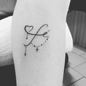A Fé como primeira tattoo dela! #inklove #inked #tattooblackwork #fineline #tattooreligious #mulhertatuada #tattoogirls #tattoogirl🍒 #tattooedgirls 