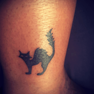 SIMPLE HALLOWEEN STYLE BLACK CAT TATTOO😊😊I didnt only get it for my love of halloween or cats lol.My Grandmother was sick with dementia and use to always yell "get that cat out of here"Mind you there was never a cat!! And she also hated cats lolWhen she passed away a black cat started to come around my house all the time and to this day it still does💕