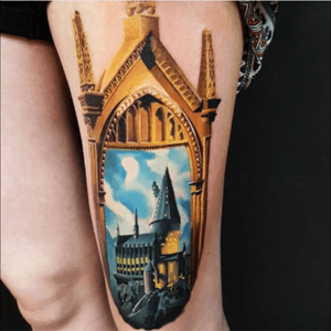 Hogwarts tattoo por Simon Smith! #SimonSmith #hogwarts #hogwartstattoo #harrypotter #harrypottertattoo 