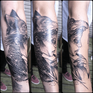 Little piece made by the great #lenad at #chialebaby in Lille.#wolf #graphictattoo 