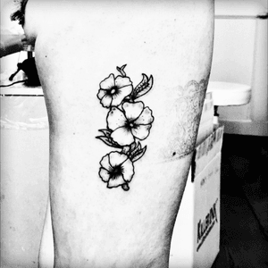 Did that one two days ago ! #flowers  #flowertattoo #floraltattoo #floral 