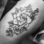 Nº227 Perfume de Gardenias #tattoo #ink #gardenia #gardeniatattoo #gardeniaflower #flower #leafs #ornaments #inmemoryof #granpa #song #perfumedegardenias #bylazlodasilva
