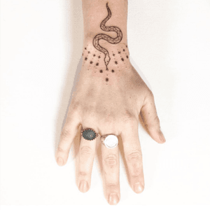 Inlove with sinple but amazing tattoos #snake #dots #wristtattoo #handpoke #handtattoo #lines #blackAndWhite 