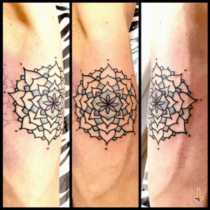 La primer colaboración con mi bella prometida @mazeberod , Andre Fuentes GRACIAS POR LA CONFIANZA BRO! Este tattoo es algo muy especial, no sólo Maze se rifó con el maravilloso mandala, si no la experiencia que lo envuelve fue increíble. Ya tenía muuuchas ganas de tatuar un diseño de mi mujer <3 . <3 Nº168 Love&Health Mandala #tattoo #mandala #mandalatattoo #love #health #ink #spiritual #spiritualtattoo #mazeberod #collaboration #bylazlodasilva