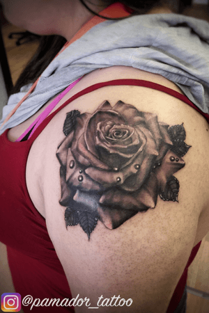 Shoulder rose tattoo by Pedro Amador #rose #rosetattoo #shouldertattoo #blackandgrey #blackandgreytattoo #realism 