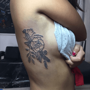 #flowers #flowertattoo #linework #details #inklife #ribtattoo #flower #girltattoo #inked #tattoo #tattooartist #tattoodo #plants #plantstattoo 