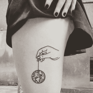 Creative blackwork world tattoo #finelime #blackwork #linework #world #minimalistic #hanging #hand #creative #abstract via Instagram @minimalistic_tattoos