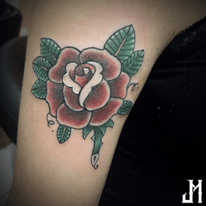 Traditional Rose • #tattoo #tatuagem #tatuagemfeminina #oldschooltattoo #oldschool #rosetattoo #rosatattoo #traditionaltattoo #traditionalrose #rosatradicional #flor #flortattoo #flower #flowertattoo