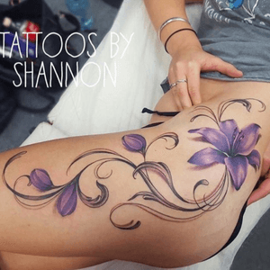 #tattoosbyshannon #mattoostudio #hip #leg #floral #flower @tattoosbyshannon #color #black 
