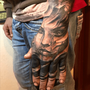 Hand tattoo! Good tim with this proyect! #tattoo #tattoos #realistictattoo #DarkTattoos #darkartist #inkedgirl #TattooGirl 