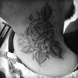 🌹✌🏼️ done at Creet Ink #dutch #tattoo #creetink #rose #necktattoos 