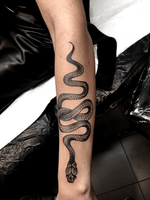 Done in Copenhagen. @garethdoyetattoos #tattoo #blackwork #darkartists #snake #snaketattoo #armtattoo #dangernoodle #copenhagen