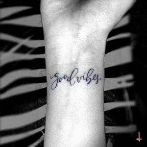 Nº139 "good vibes" #tattoo #littletattoo #lettering #staypositive #positivequote #blue #blueink #bylazlodasilva