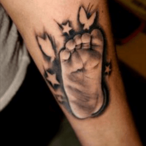 Font like the durrounding area atounfd the tattoo. But i want Madelines footprint
