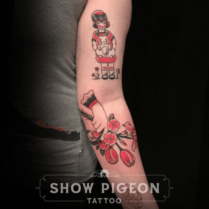 Two from my one-off flash for Anna. #blackandred #victorian #flowertattoo #traditional #evieyapelli #showpigeontattoo