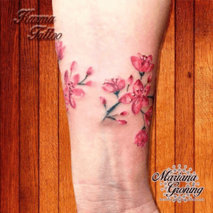 Watercolor flower bracelet #tattoo #tatuaje #watercolor #watercolortattoo #karmatattoo #marianagroning #color #colortattoo #mujer #girl #inked