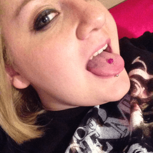 😋 Never thought in a million years I'd get my tongue pierced but here I am a year and a half later with a hole in my tongue but I love it. It's very different from my personality. #tonguepiercing #bodmod #cute #sexy #girlswithtonguepiercing 