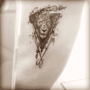 Lion tattoo 🦁 #tattoo #lion #blackandgrey #geometric #chile 