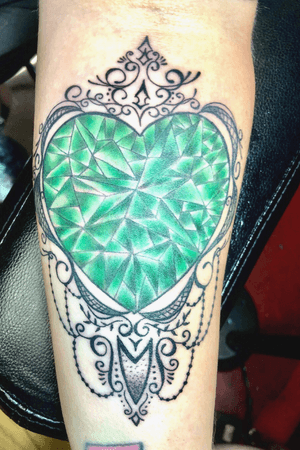 Custom designed emerald heart piece! #emerald #hearttattoo #colortattoo #ornamentaltattoo #eternalinks #staugustinetattooartist 