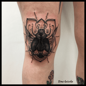 Crack l insecte!! @billy_doll #bims #bimskaizoku #bimstattoo #paristattoo #paris #paname #tatouage #tatouée #tatouages #scarabeo #scarabée #insecte #mandala #genoux #ink #inked #inkedgirl #tattoos #tattoo #tattoomodel #tattooistartmagazine #tattooink #tattoogirls #tattooart #tattoedgirl #tattoostyle #tattoolover #tattoolife #tattoowork 