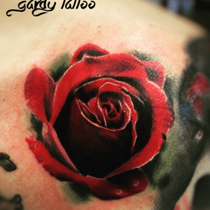 Cover up. Using #worldfamousink colors, 2h of work. #realistic #realism #redrose #realistictattoo #tattooart #tattoodo #inked #ink #flowertattoo #tatoooftheday 