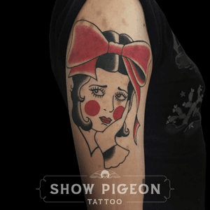 From my one-off flash, based on a 1920s photo of Loretta Young. #girlhead #traditional #blackandred #showpigeontattoo #evieyapelli 