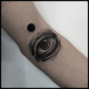 #black #eye #circle #tattoo #blackwork #totemica #ontheroad 