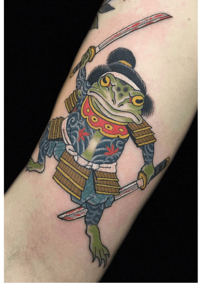 Fun little samurai frog on Dallas #kaptenhannatattoos #darkagetattooseattle #japanesetattoo #irezumi #samurai #frog #katana 