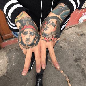 Tattoos from björn liebner (berlin based) on my hands ❤️#handtattoo #tattooedhands #hands #orpheuseurydice #peace  