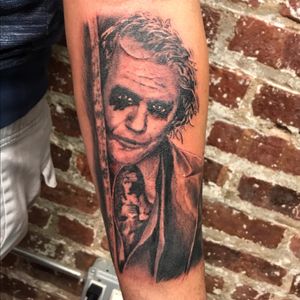 Done by @luis_itzocan The joker #thejoker #darknight #batman #comics #cartoon #movies #beautiful #nice #blackandgreytattoo #armtattoos #tattoo #tattoos #tattoosleeve #tattooart