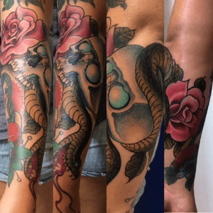 Serpente  caveira  e  rosas Tattoo da minha amiga camila 👊🏼 valeu a confiança