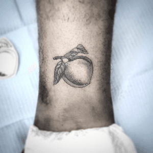 Tattoo Express!! #tattoo #amazingtattoos #beautifultattoo #ink #inked #inktattoo #tatuaje #smalltattoo #tattooexpress #melocoton #peach #peachtattoo #tattoomelocoton #blacktattoo #tattooed #thebesttattoo #tattooforlife #lovetattoo #tattooforlove #followme #spaintattooartist #tattoooftheday 