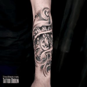 A full day session with @blackhatsergy. Well done to Gary who have managed it well. The result is stunning..Sergy will be soon in Dortmund for the convention @tattoo.con and of course this August with @thedublintattooconvention .#clocktattoo #sleevetattoo #blackandgreytattoo #realistictattoo #realismtattoo #besttattoos #tattooartistmagazine #tattooconvention #dublin