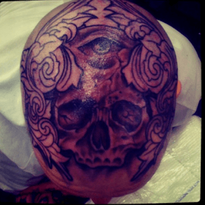 Top of my head when i first had it started way back. #headtsttoos #myheadtattoo #jobstoppers #tattooedman #tattooedmen #tattooedguys #skulltattoo #tattoo #tattoos #blackandgrey #skull #eye #filigree #outline #ink #inked 