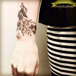 This is so cute! #flowers #wristtattoo 