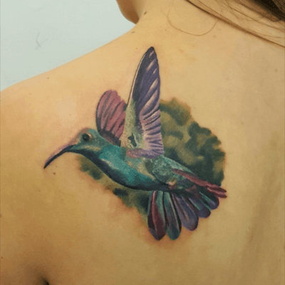 #hummingbird #hummingbirdtattoo #coveruptattoo #birdtattoo #colourtattoo #tattoooftheday 