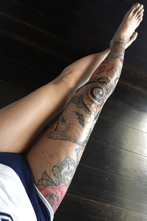 Session #10 - Progress of my japanese full leg sleeve, adding some background to fill the gaps, very close to completion #japanesetattoo #fulllegsleeve #geishatattoo #cobratattoo 