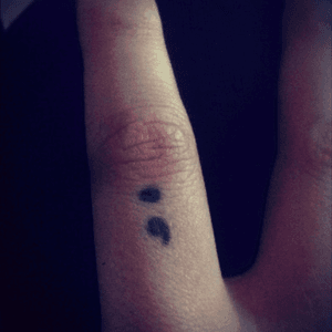 #semicolon #fingertattoo #girlswithtattoos #girlswithink 