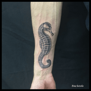 Hippocampe ❤️ #bims #bimskaizoku #bimskaizokutattoo #hippocampe #seahorsetattoo #seahorse #tatouage #tatouages #paristattoo #paris #paname #love #hate #instatattoo #instagood  #tattoo #tattoos #tattooartist #tatt #tattooart #tattoo2me #tattoomodel #tattooideas #tattoolover #tattooedmen #tattoostyle #tattooworld #tattoodo #dragonfly 